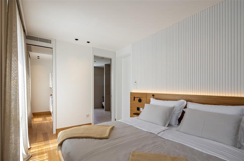 4 Bedroom Luxury Villa with Heated Pool and boat mooring, Ciovo near Trogir – Sleeps 8