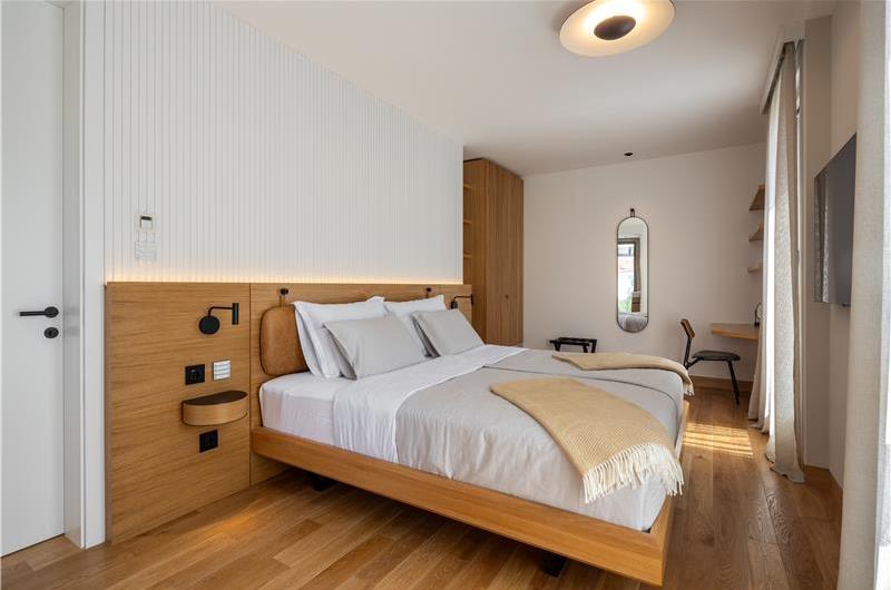 4 Bedroom Luxury Villa with Heated Pool and boat mooring, Ciovo near Trogir – Sleeps 8