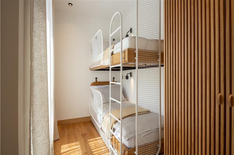 4 Bedroom Luxury Villa with Heated Pool and boat mooring, Ciovo near Trogir – Sleeps 8