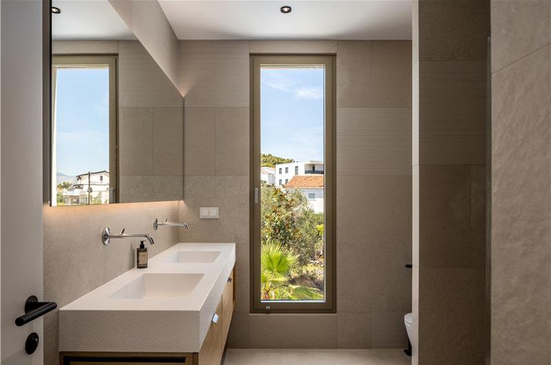 4 Bedroom Luxury Villa with Heated Pool and boat mooring, Ciovo near Trogir – Sleeps 8