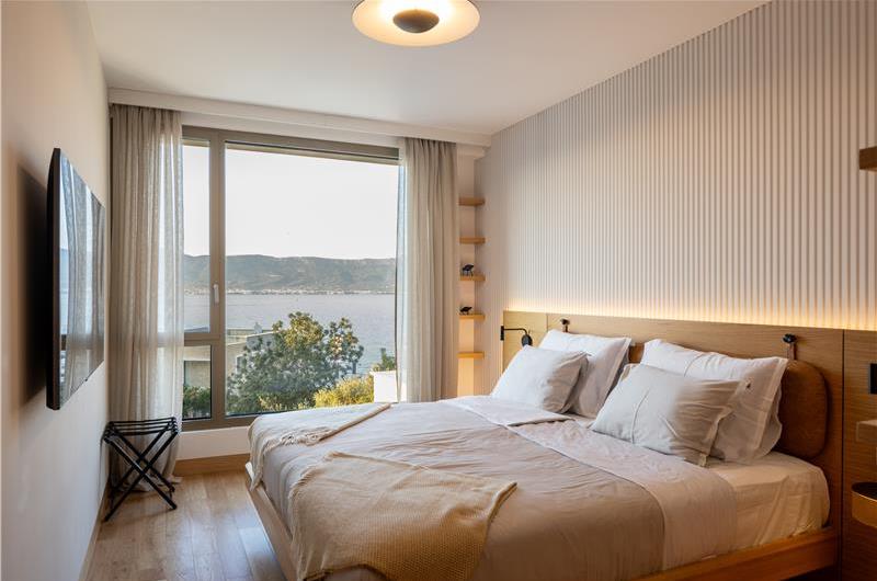 4 Bedroom Luxury Villa with Heated Pool and boat mooring, Ciovo near Trogir – Sleeps 8