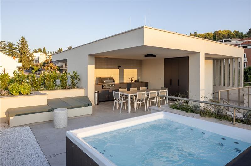 4 Bedroom Luxury Villa with Heated Pool and boat mooring, Ciovo near Trogir – Sleeps 8