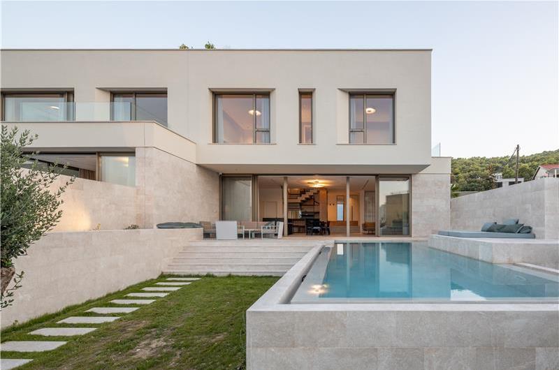 4 Bedroom Luxury Villa with Heated Pool and boat mooring, Ciovo near Trogir – Sleeps 8