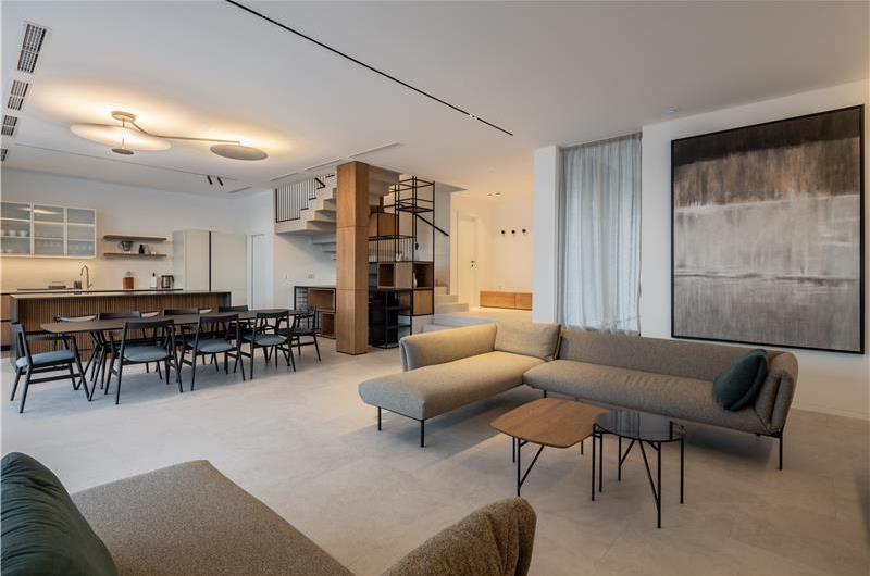 4 Bedroom Luxury Villa with Heated Pool and boat mooring, Ciovo near Trogir – Sleeps 8