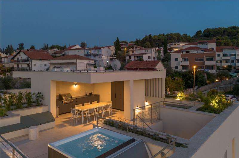 4 Bedroom Luxury Villa with Heated Pool and boat mooring, Ciovo near Trogir – Sleeps 8