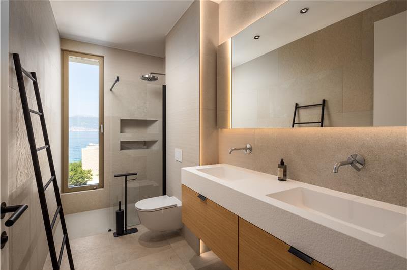 4 Bedroom Luxury Villa with Heated Pool and boat mooring, Ciovo near Trogir – Sleeps 8