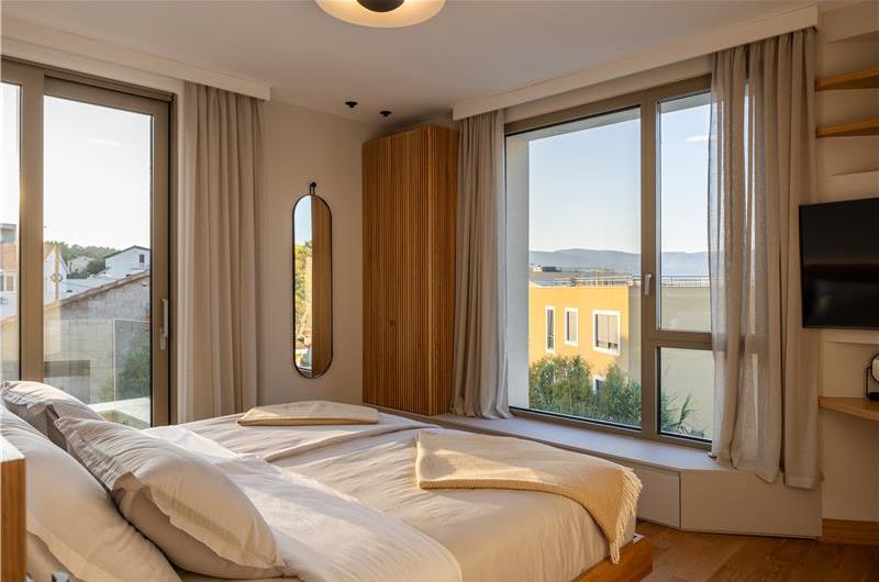 4 Bedroom Luxury Villa with Heated Pool and boat mooring, Ciovo near Trogir – Sleeps 8