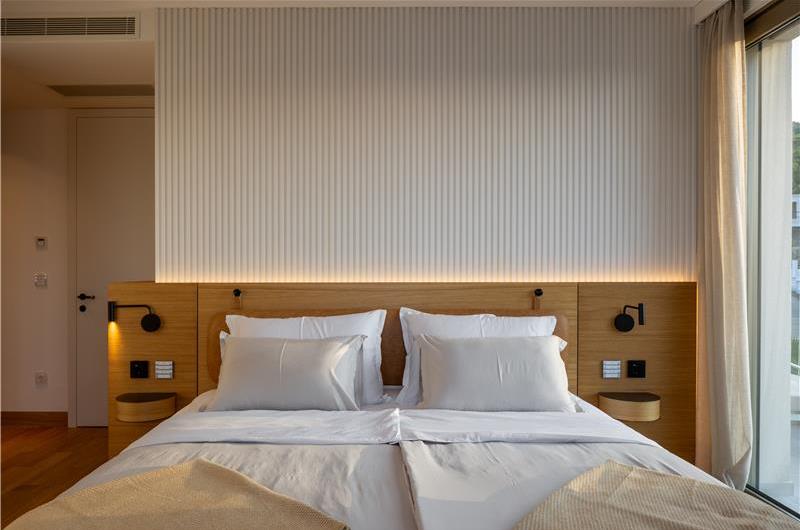 4 Bedroom Luxury Villa with Heated Pool and boat mooring, Ciovo near Trogir – Sleeps 8