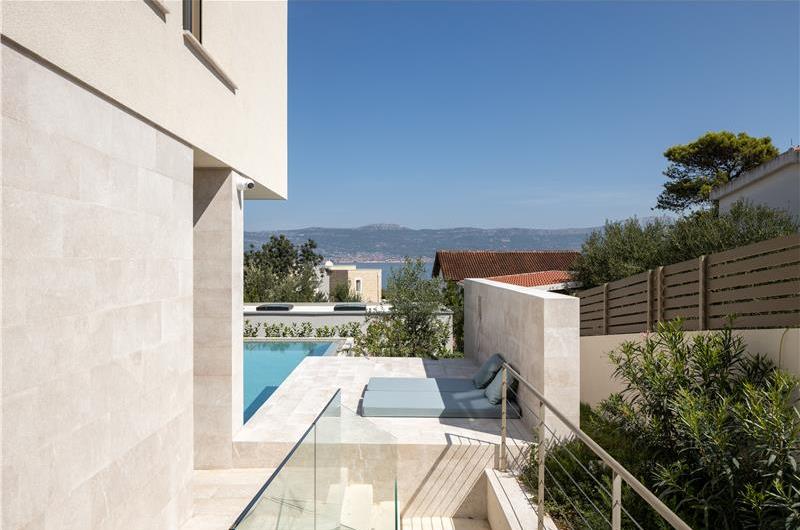 4-Bedroom Luxury Villa with Heated Pool, Ciovo near Trogir – Sleeps 8
