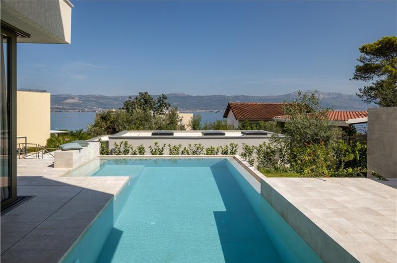 4-Bedroom Luxury Villa with Heated Pool, Ciovo near Trogir – Sleeps 8