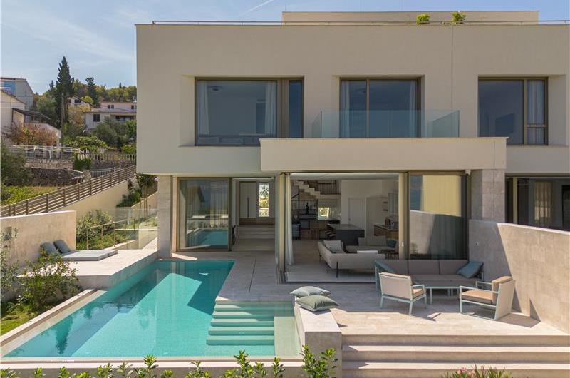 4-Bedroom Luxury Villa with Heated Pool, Ciovo near Trogir – Sleeps 8