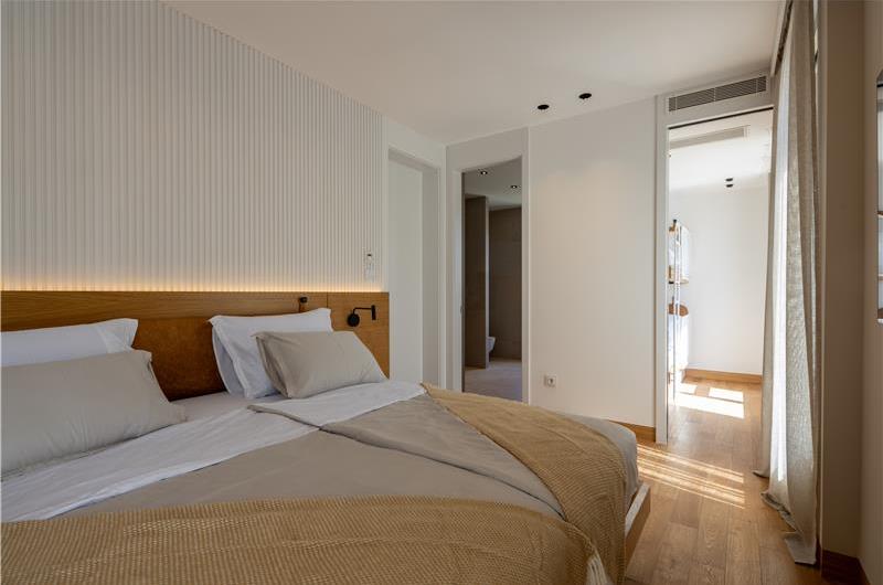 4-Bedroom Luxury Villa with Heated Pool, Ciovo near Trogir – Sleeps 8