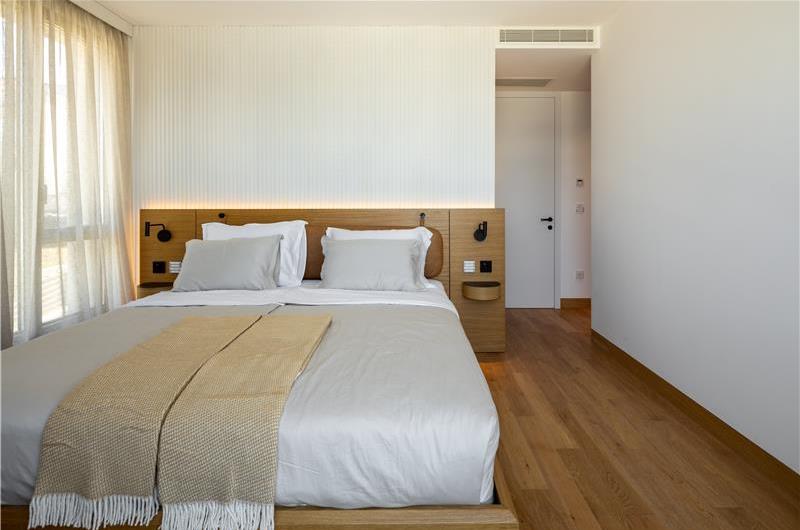 4-Bedroom Luxury Villa with Heated Pool, Ciovo near Trogir – Sleeps 8