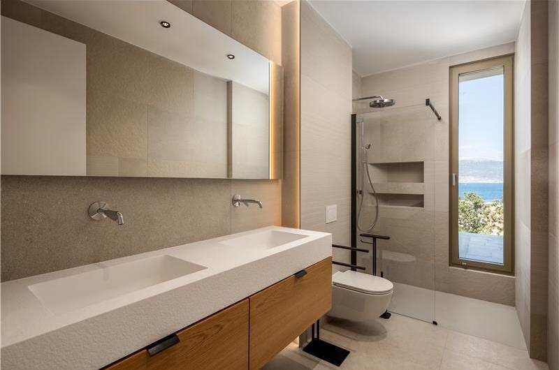 4-Bedroom Luxury Villa with Heated Pool, Ciovo near Trogir – Sleeps 8