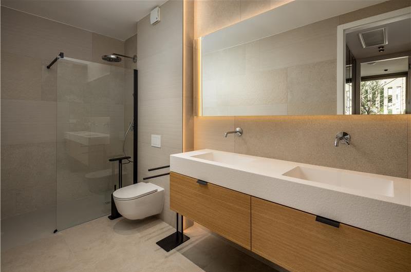 4-Bedroom Luxury Villa with Heated Pool, Ciovo near Trogir – Sleeps 8