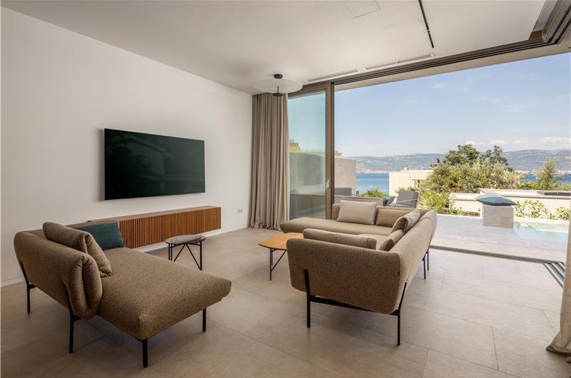 4-Bedroom Luxury Villa with Heated Pool, Ciovo near Trogir – Sleeps 8