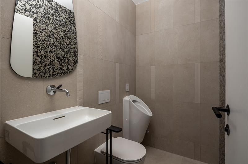 4-Bedroom Luxury Villa with Heated Pool, Ciovo near Trogir – Sleeps 8