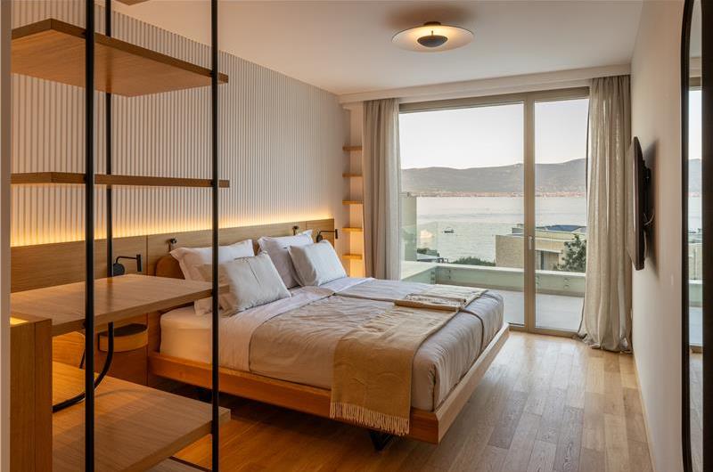 4-Bedroom Luxury Villa with Heated Pool, Ciovo near Trogir – Sleeps 8