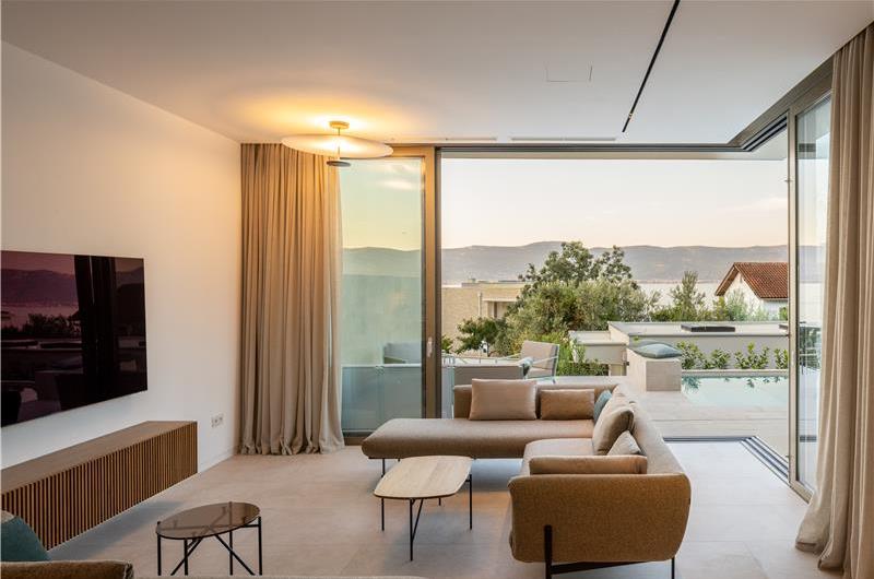 4-Bedroom Luxury Villa with Heated Pool, Ciovo near Trogir – Sleeps 8