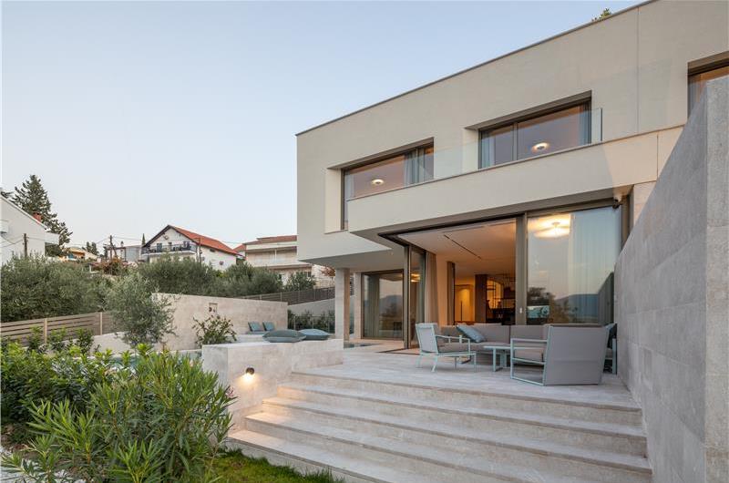 4-Bedroom Luxury Villa with Heated Pool, Ciovo near Trogir – Sleeps 8