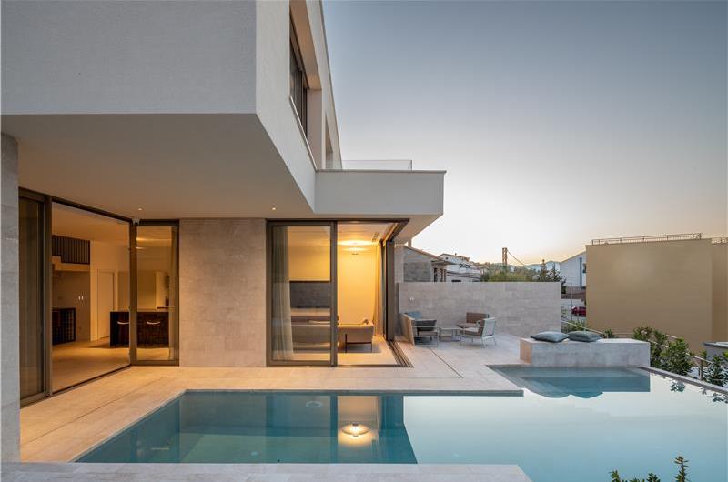4-Bedroom Luxury Villa with Heated Pool, Ciovo near Trogir – Sleeps 8