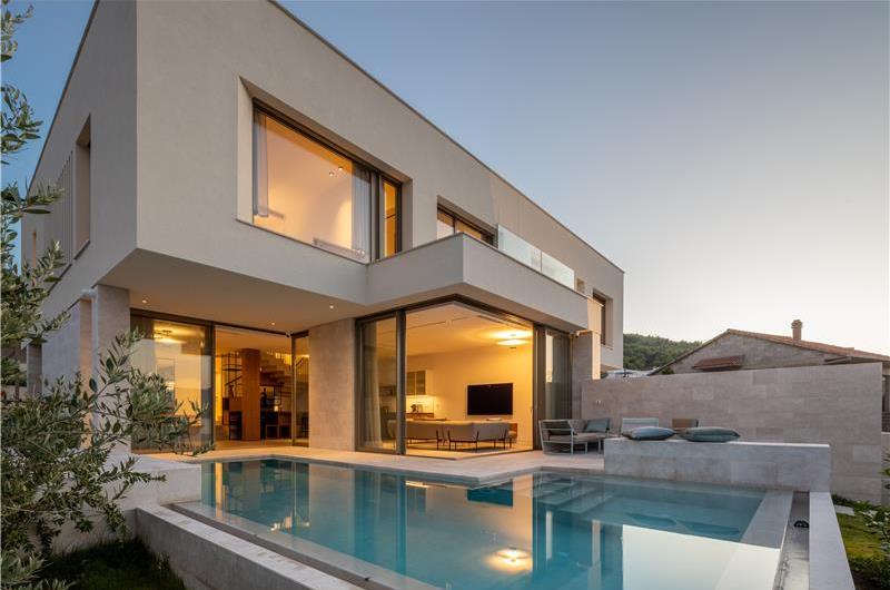 4-Bedroom Luxury Villa with Heated Pool, Ciovo near Trogir – Sleeps 8
