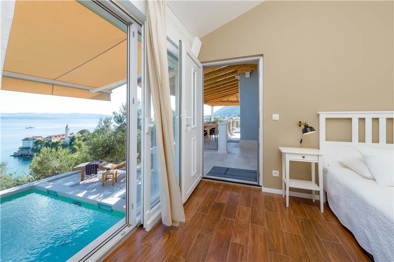 Sea-view villa in Bol, photograph 4
