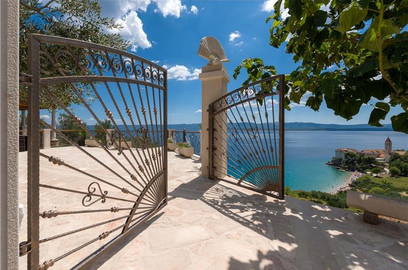 2 bedroom villa with pool and sea views in Bol, Brač Island, sleeps 4