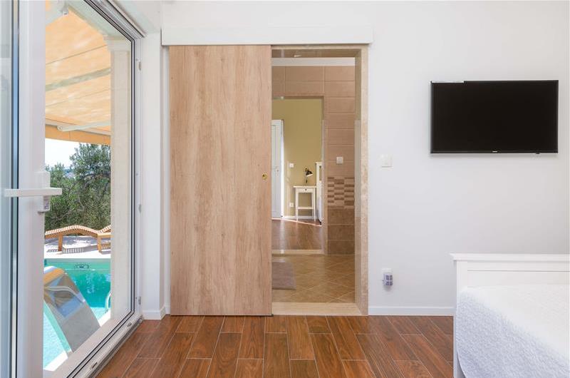 2 bedroom villa with pool and sea views in Bol, Brač Island, sleeps 4