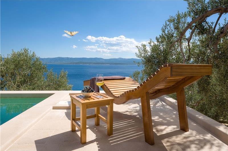 2 bedroom villa with pool and sea views in Bol, Brač Island, sleeps 4