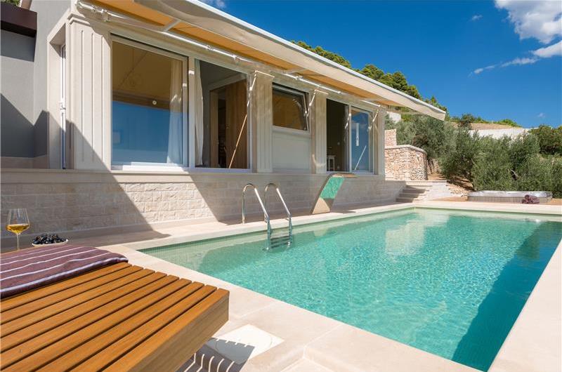 2 bedroom villa with pool and sea views in Bol, Brač Island, sleeps 4