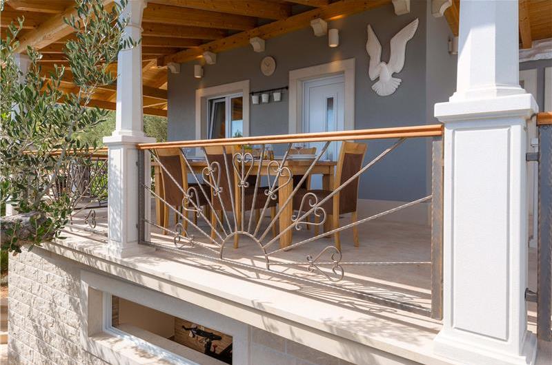 2 bedroom villa with pool and sea views in Bol, Brač Island, sleeps 4