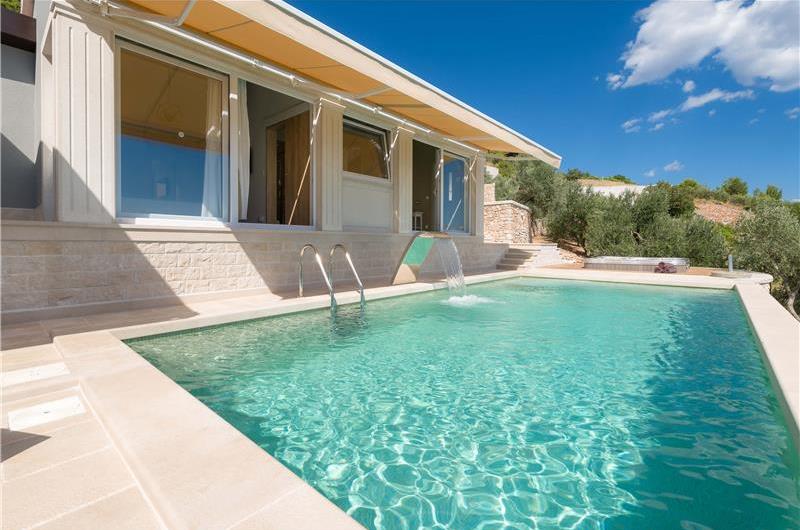 2 bedroom villa with pool and sea views in Bol, Brač Island, sleeps 4
