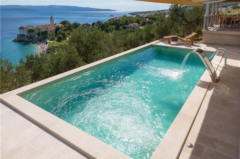 2 bedroom villa with pool and sea views in Bol, Brač Island, sleeps 4
