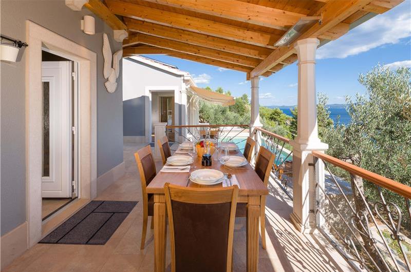 2 bedroom villa with pool and sea views in Bol, Brač Island, sleeps 4