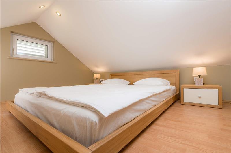 2 bedroom villa with pool and sea views in Bol, Brač Island, sleeps 4