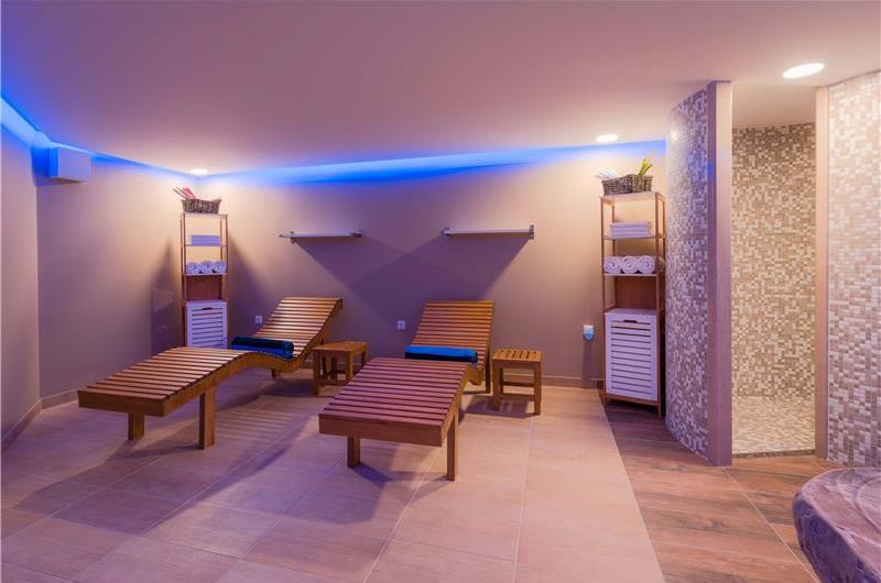 2 bedroom villa with pool and sea views in Bol, Brač Island, sleeps 4