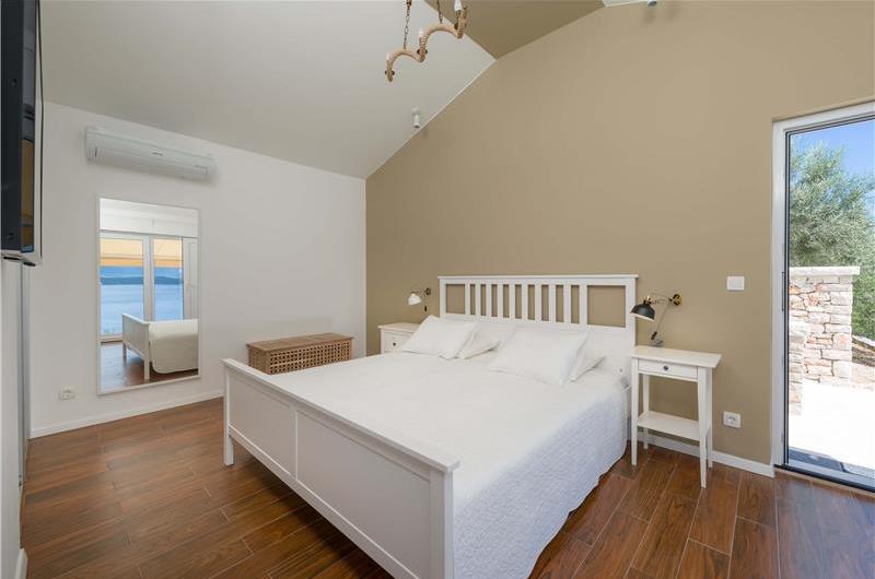 2 bedroom villa with pool and sea views in Bol, Brač Island, sleeps 4