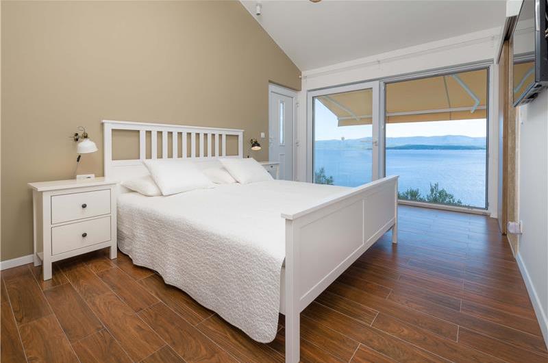 2 bedroom villa with pool and sea views in Bol, Brač Island, sleeps 4