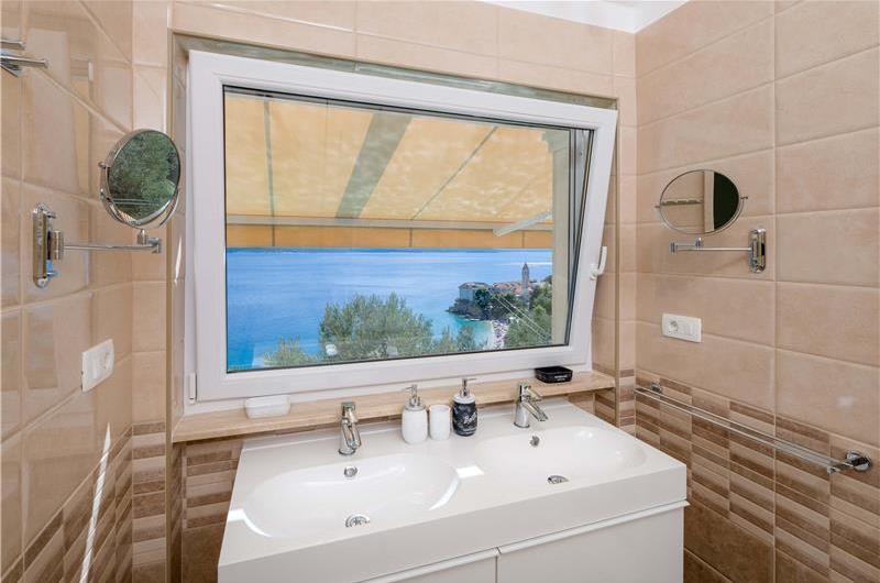2 bedroom villa with pool and sea views in Bol, Brač Island, sleeps 4