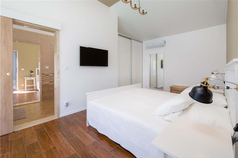 2 bedroom villa with pool and sea views in Bol, Brač Island, sleeps 4