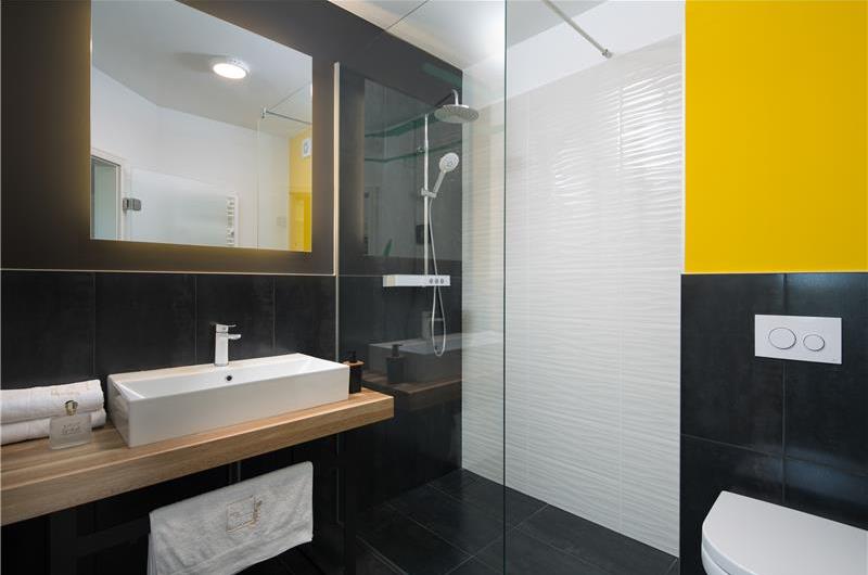 5 bedroom villa with pool near Pula, sleeps 10-12