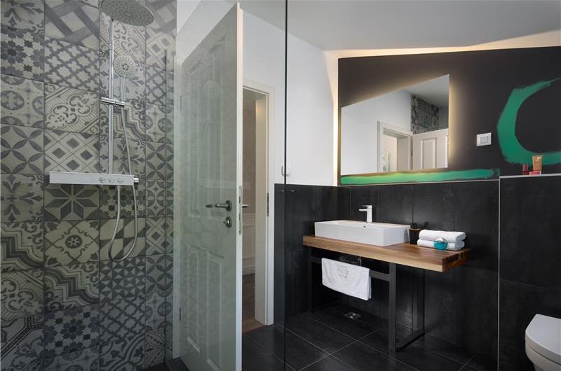 5 bedroom villa with pool near Pula, sleeps 10-12