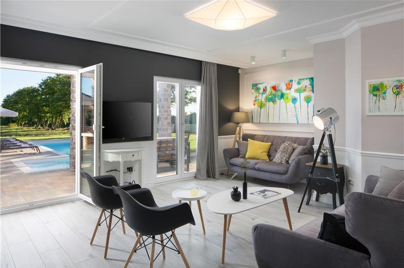 5 bedroom villa with pool near Pula, sleeps 10-12