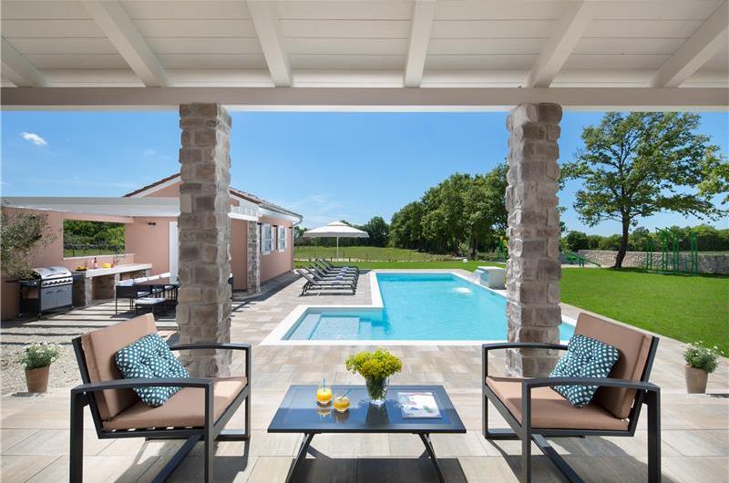 5 bedroom villa with pool near Pula, sleeps 10-12