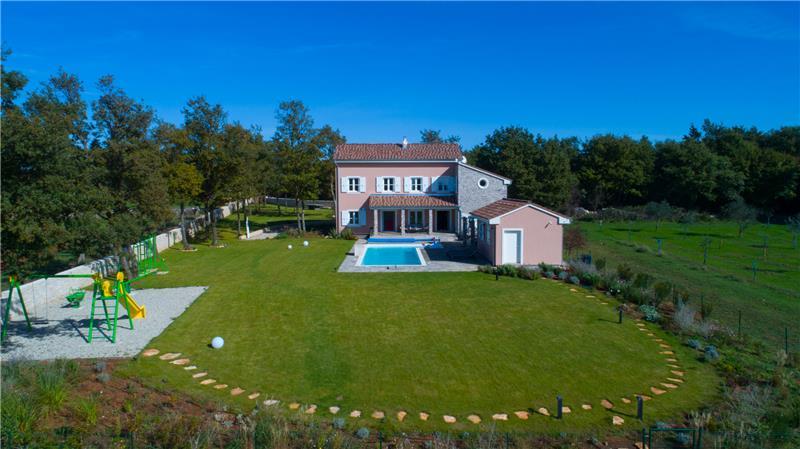 5 bedroom villa with pool near Pula, sleeps 10-12
