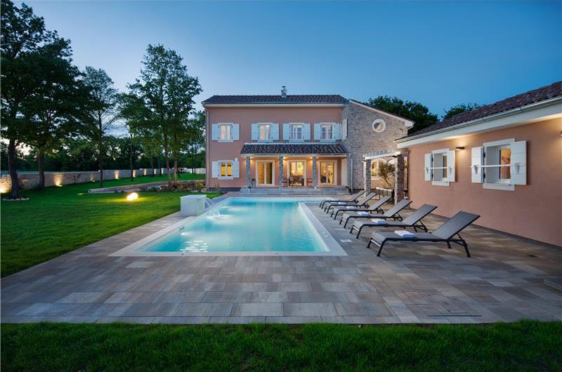 5 bedroom villa with pool near Pula, sleeps 10-12
