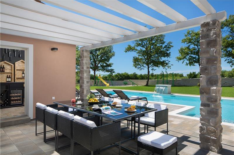 5 bedroom villa with pool near Pula, sleeps 10-12