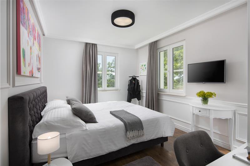 5 bedroom villa with pool near Pula, sleeps 10-12