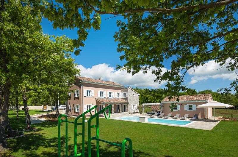 5 bedroom villa with pool near Pula, sleeps 10-12